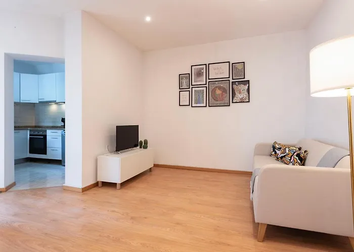 Joivy Warm And Inviting Flat With Balcony