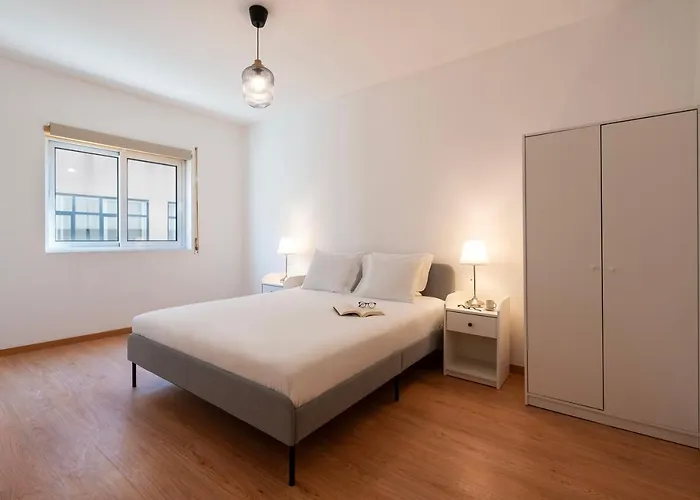 Joivy Warm And Inviting Flat With Balcony